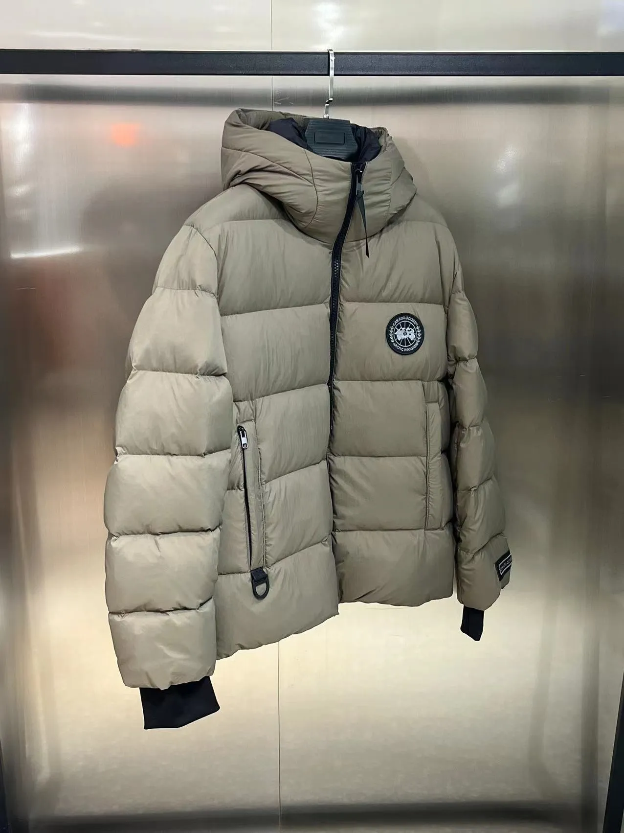 P940 2️⃣0️⃣2️⃣4️⃣The latest Canada goose black label down jacket. The goose black label down jacket is a must-have in the outerwear industry! The latest designer styles! The goose down jacket has always been a popular element of fashion and is loved by experts from all walks of life! Fashionable hooded cut, high-end customer-supplied fine goose down, high resilience, smooth zipper, strong and firm. Pockets on both sides can store small items, free your hands, and you can go out without worries. It can also meet the need of putting your hands in your pockets👏👏Produced by Big Goose, it can be used as a group uniform by many celebrities. This down jacket uses a double-layer anti-down lining design, which has strong windproof performance and will be very warm in winter! New standard 90% goose down filling, high fluffiness, windproof hooded design. When walking outdoors, pull the collar to the highest position, put your hands in the pockets and it will be very warm. It can be easily controlled by all body types! The interior is equipped with an elastic snow skirt design for better wrapping. The simple and neat style design highlights the masculine temperament. The impeccable style is classic and never goes out of style. It is warm and practical, and it is versatile! You can enter with your eyes closed!  Size: XS-XXL Color: black gray